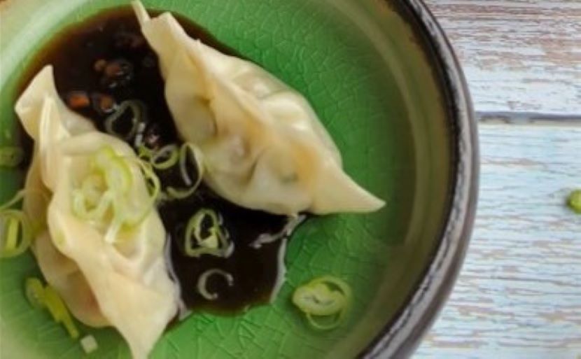 Dumplings med kartoffelfyld og chilisauce Dumplings med kartoffelfyld og chilisauce